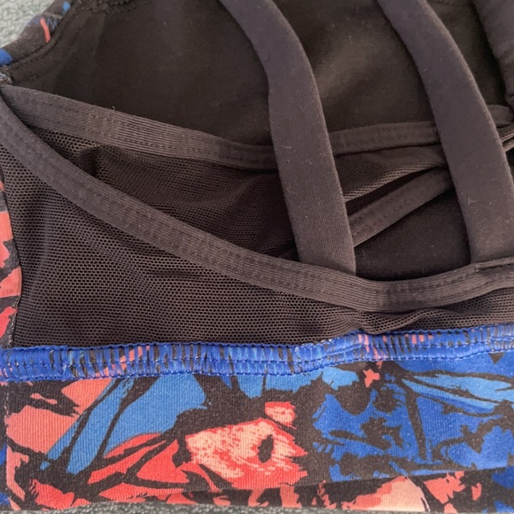 Lululemon shorts and matching sports bra - Picture 5 of 11